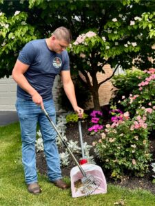 Ohio Pet Waste Pros technician scooping yard in Toledo
